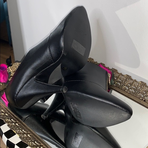 Olivia Miller Black Zipper Ankle Boots - Picture 4 of 6